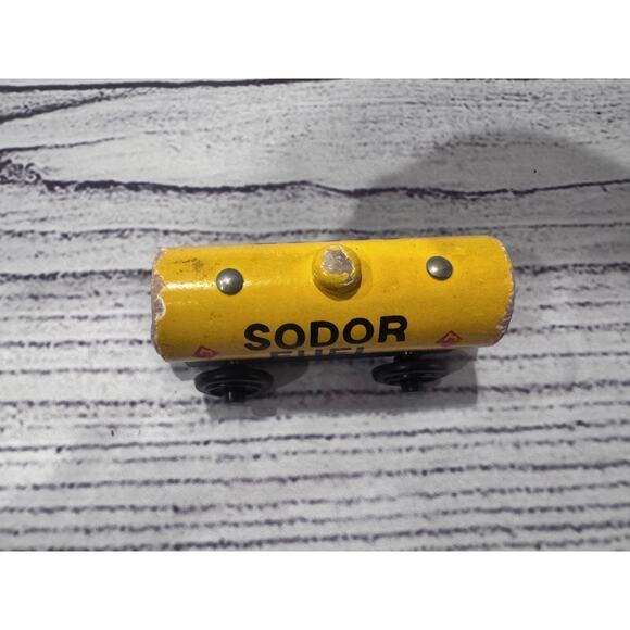 Thomas & Friends Wooden Railway Sodor Fuel Car - Picture 3 of 4